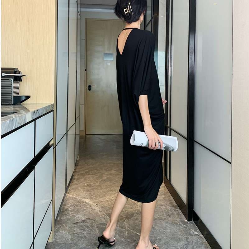 黒コーデ ゆったりVネックロングワンピース