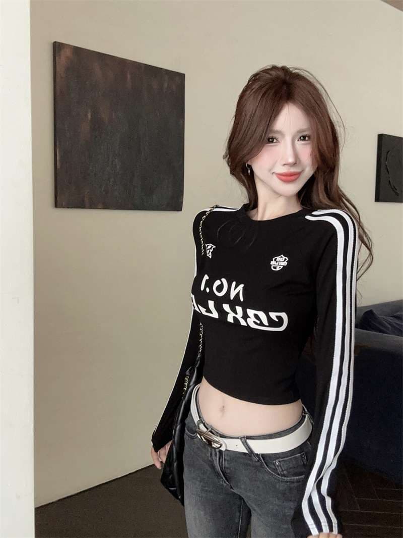 黒コーデ スポーティーストライプ クロップドロングTシャツ