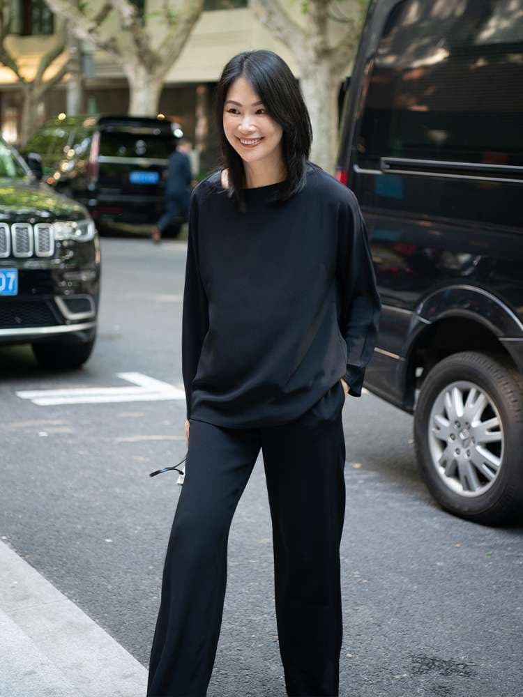 黒コーデ ゆったりシルエットの長袖プルオーバー
