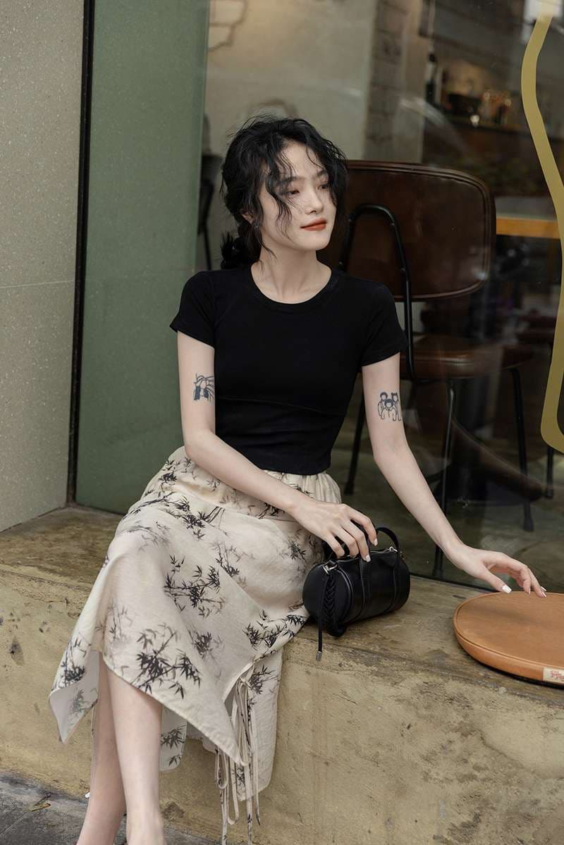 黒コーデ 背中開きデザイン クロップドTシャツ