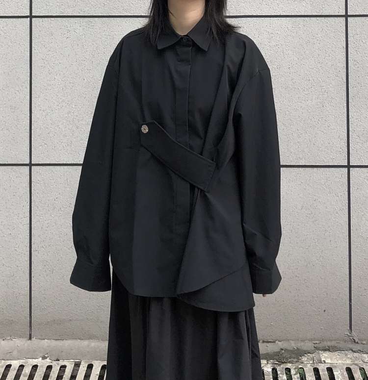 黒コーデ アシンメトリーデザインオーバーサイズシャツ