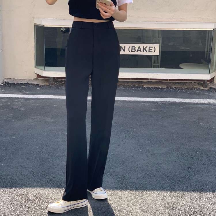 黒コーデ ゆったりストレートスラックス