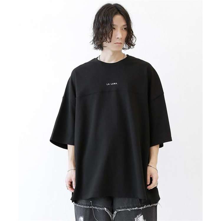 黒コーデ 月の満ち欠けモチーフオーバーサイズTシャツ