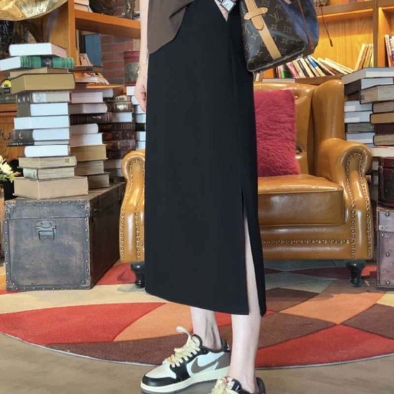 黒コーデ サイドスリットロングスカート