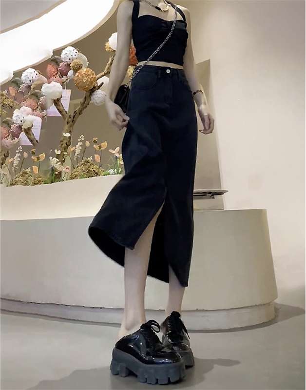 黒コーデ デニムロングスリットスカート