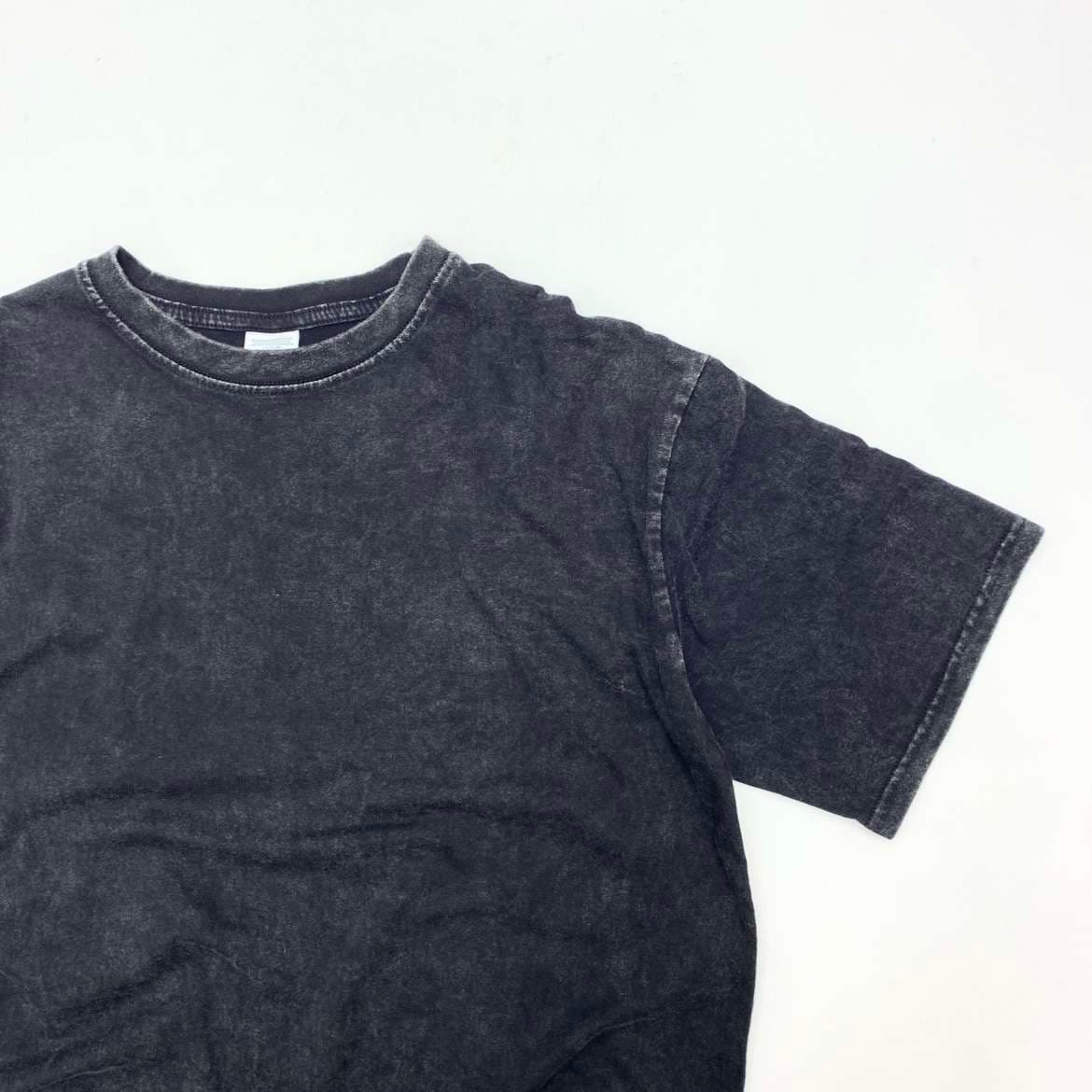 黒コーデ ヴィンテージウォッシュ加工ブラックTシャツ