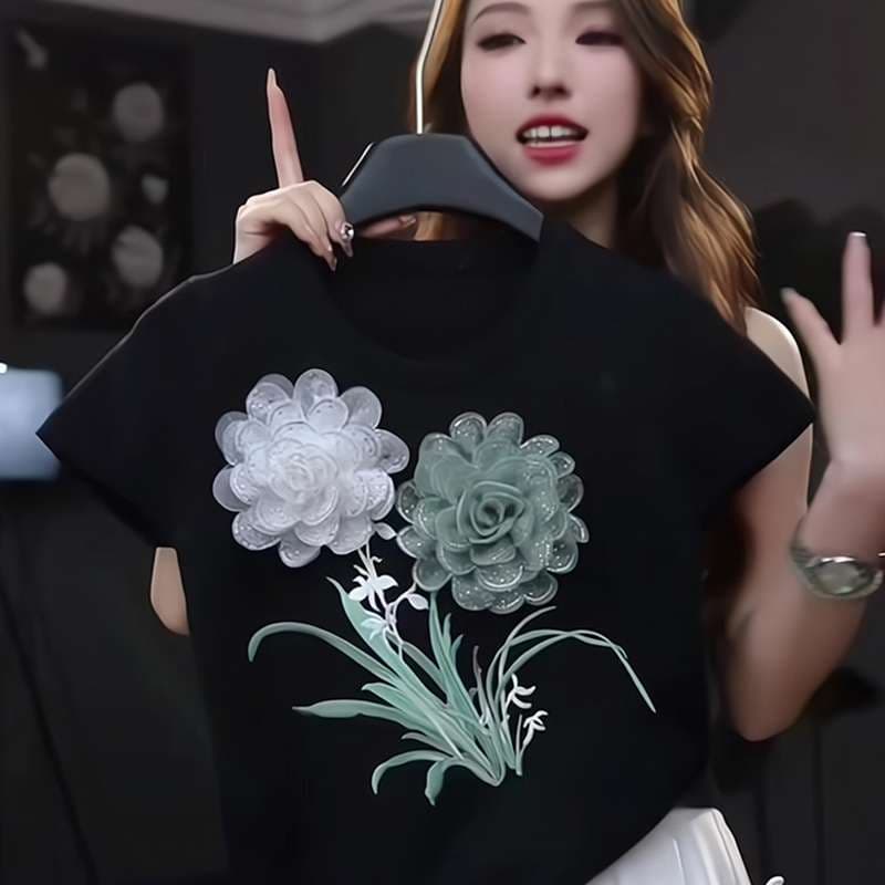 黒コーデ フラワーモチーフ刺繍ブラックTシャツ