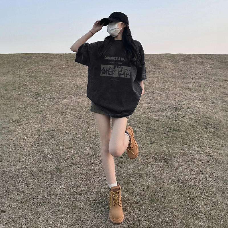 黒コーデ ロックバンドオーバーサイズTシャツ
