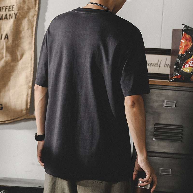 黒コーデ クラシックエンボスTシャツ