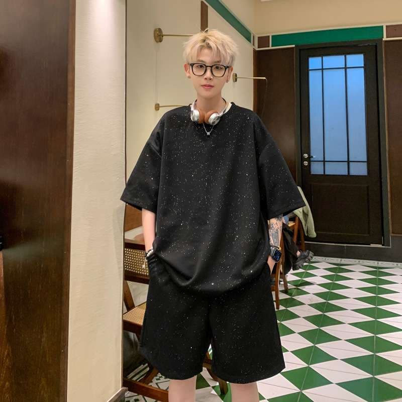 黒コーデ 星空キラめくオーバーサイズTシャツ