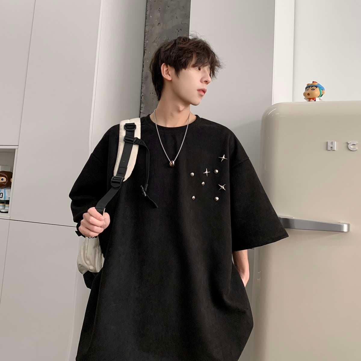 黒コーデ 星空モチーフオーバーサイズTシャツ
