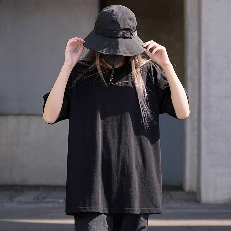 黒コーデ オーバーサイズ モノトーン ストリートTシャツ