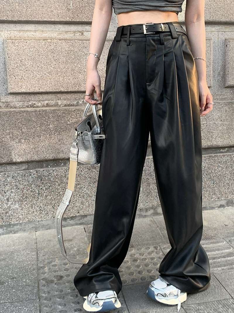 黒コーデ ワイドシルエットサテンカーゴパンツ