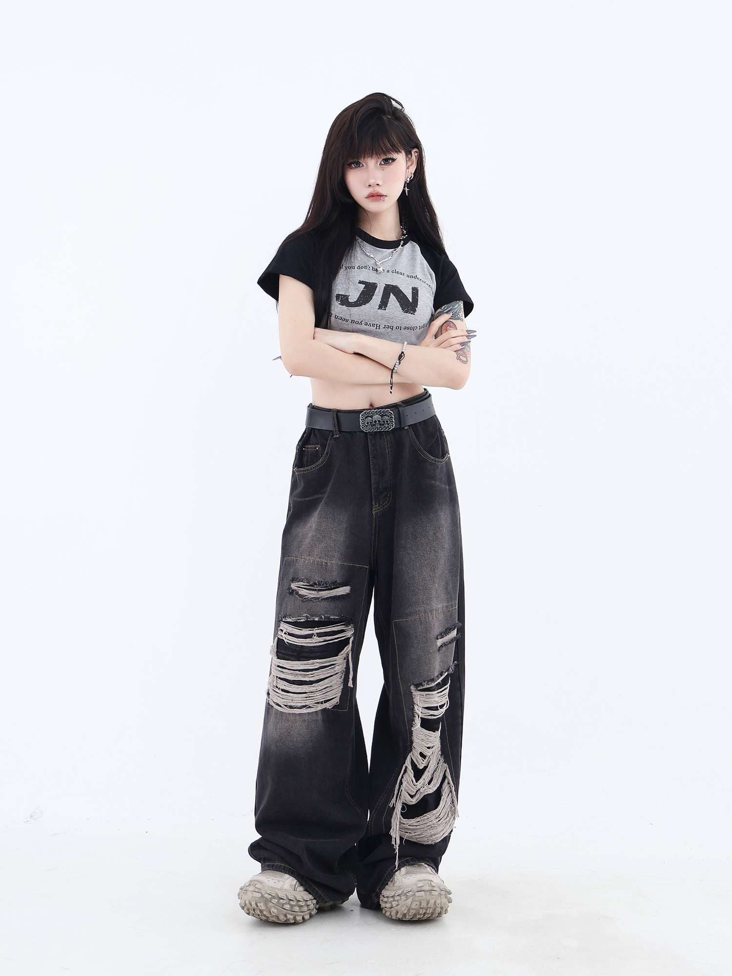黒コーデ ダメージ加工ワイドデニムパンツ