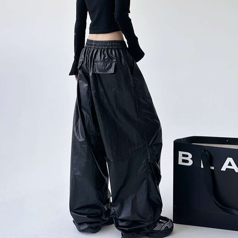 黒コーデ オーバーサイズ光沢ナイロンワイドパンツ