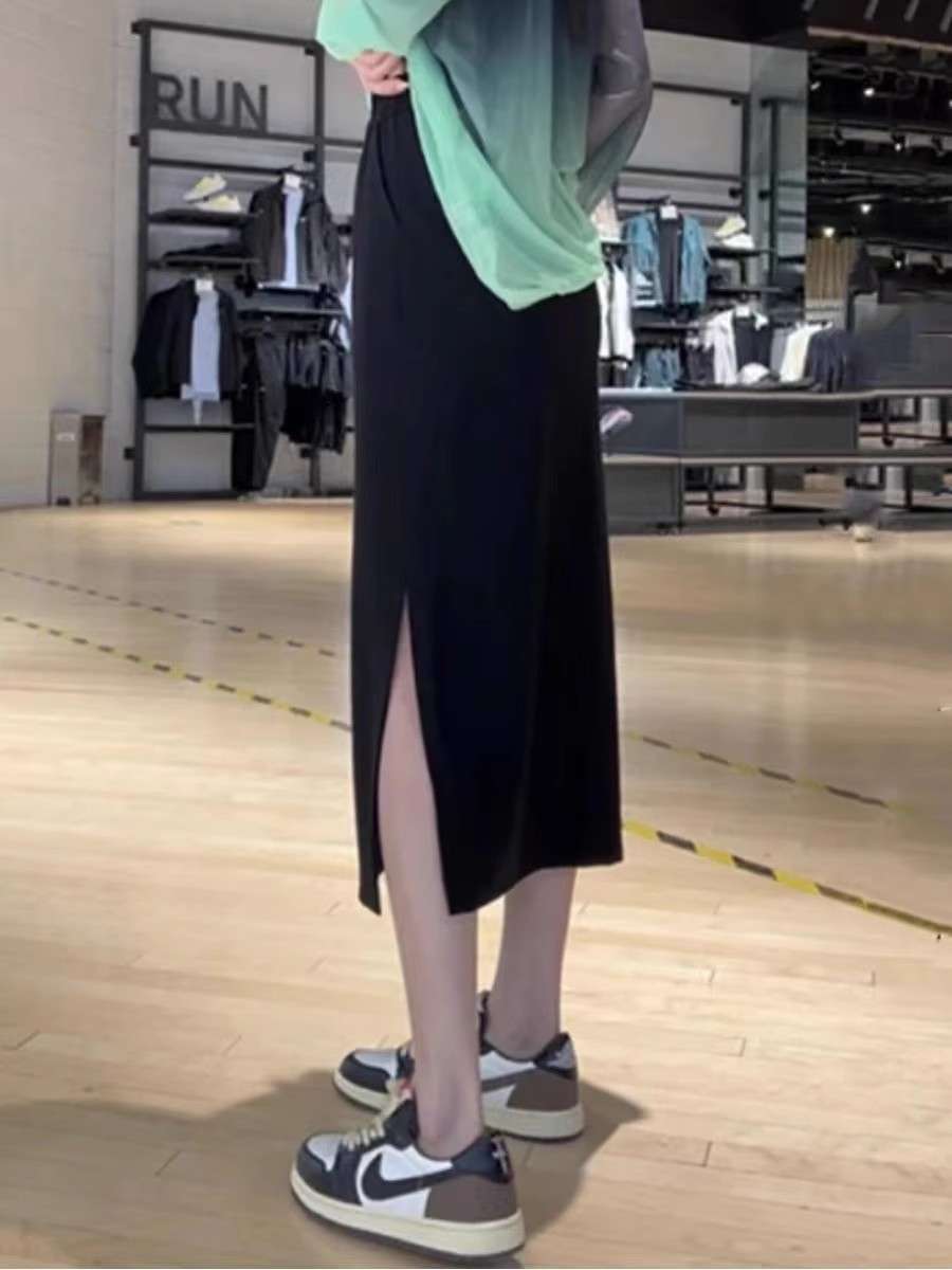 黒コーデ サイドスリットロングスカート