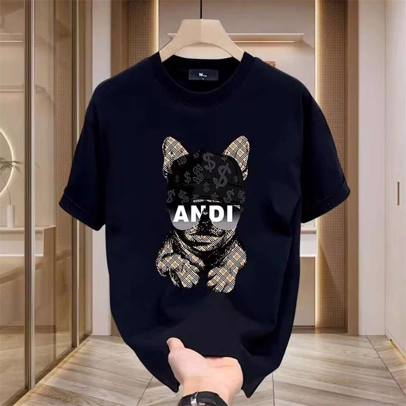 黒コーデ ANDIマネードッグプリント半袖Tシャツ