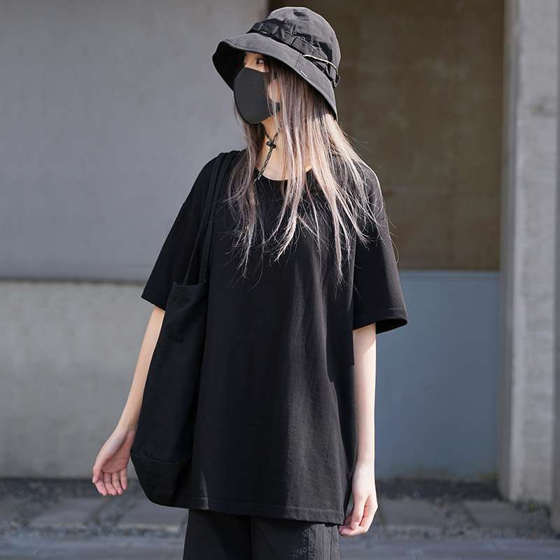 黒コーデ オーバーサイズ モノトーン ストリートTシャツ