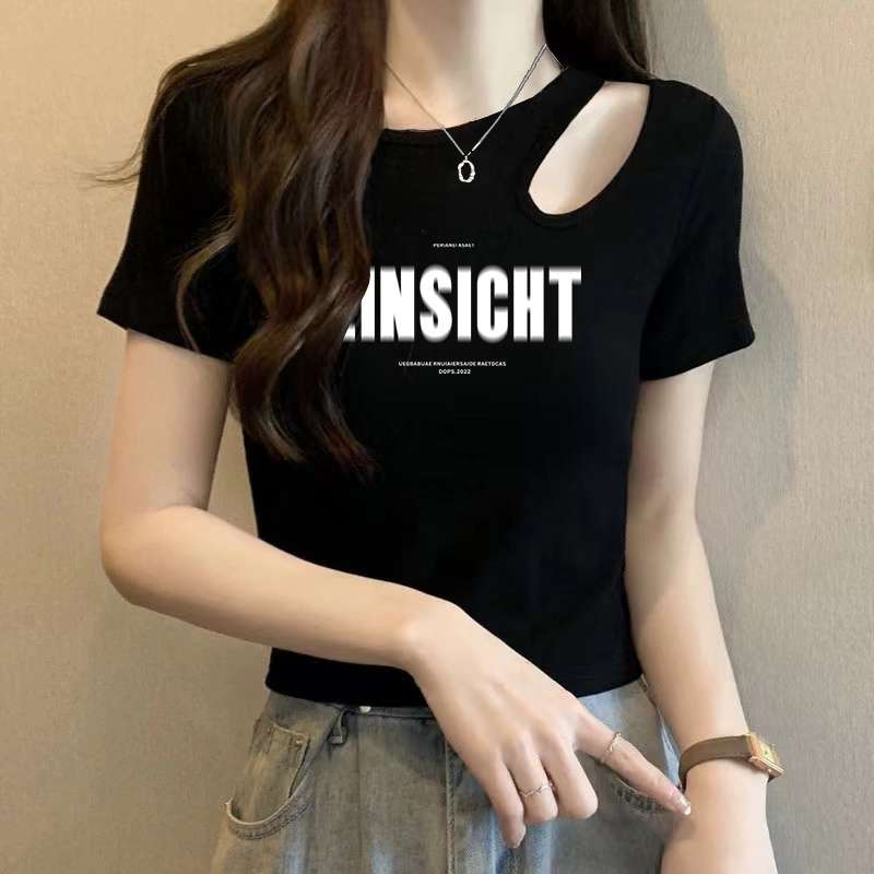 黒コーデ カットアウトデザイン ロゴプリントTシャツ
