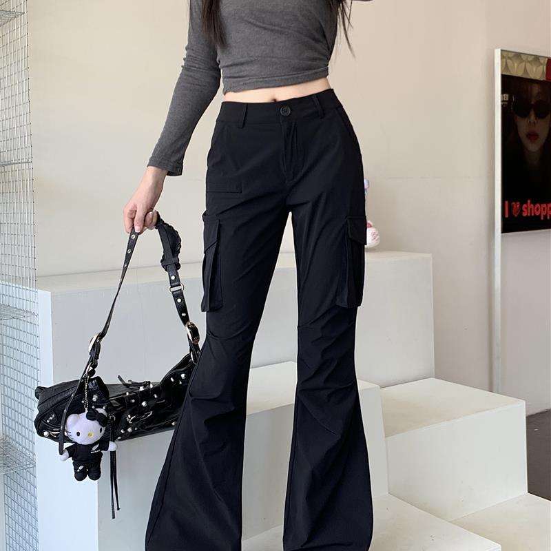 黒コーデ フレアカーゴパンツ