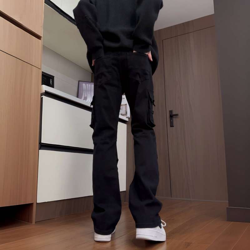 黒コーデ テックウェアカーゴパンツ ストリートスタイル