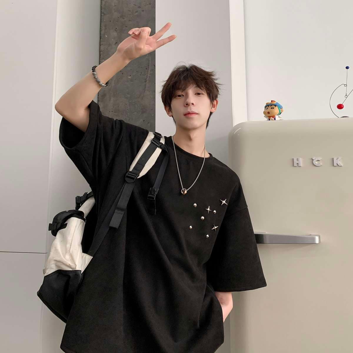 黒コーデ 星空モチーフオーバーサイズTシャツ