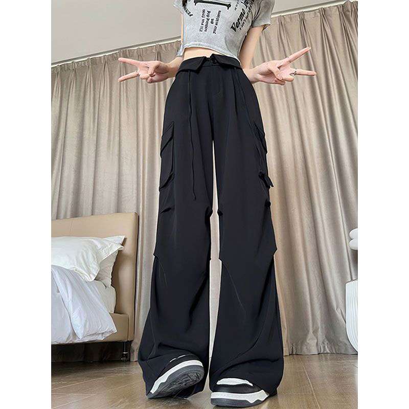 黒コーデ ワイドシルエットカーゴパンツ