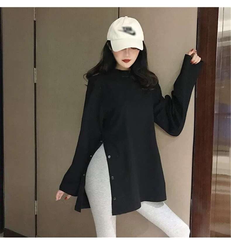 黒コーデ サイドスリット入りオーバーサイズロングTシャツ