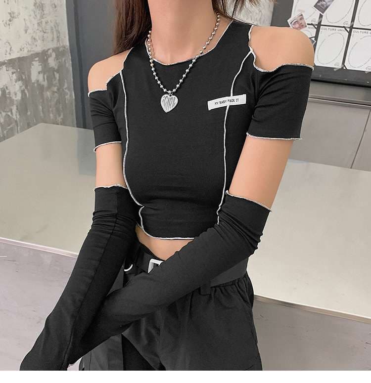 黒コーデ オフショルダーアシンメトリークロップドTシャツ