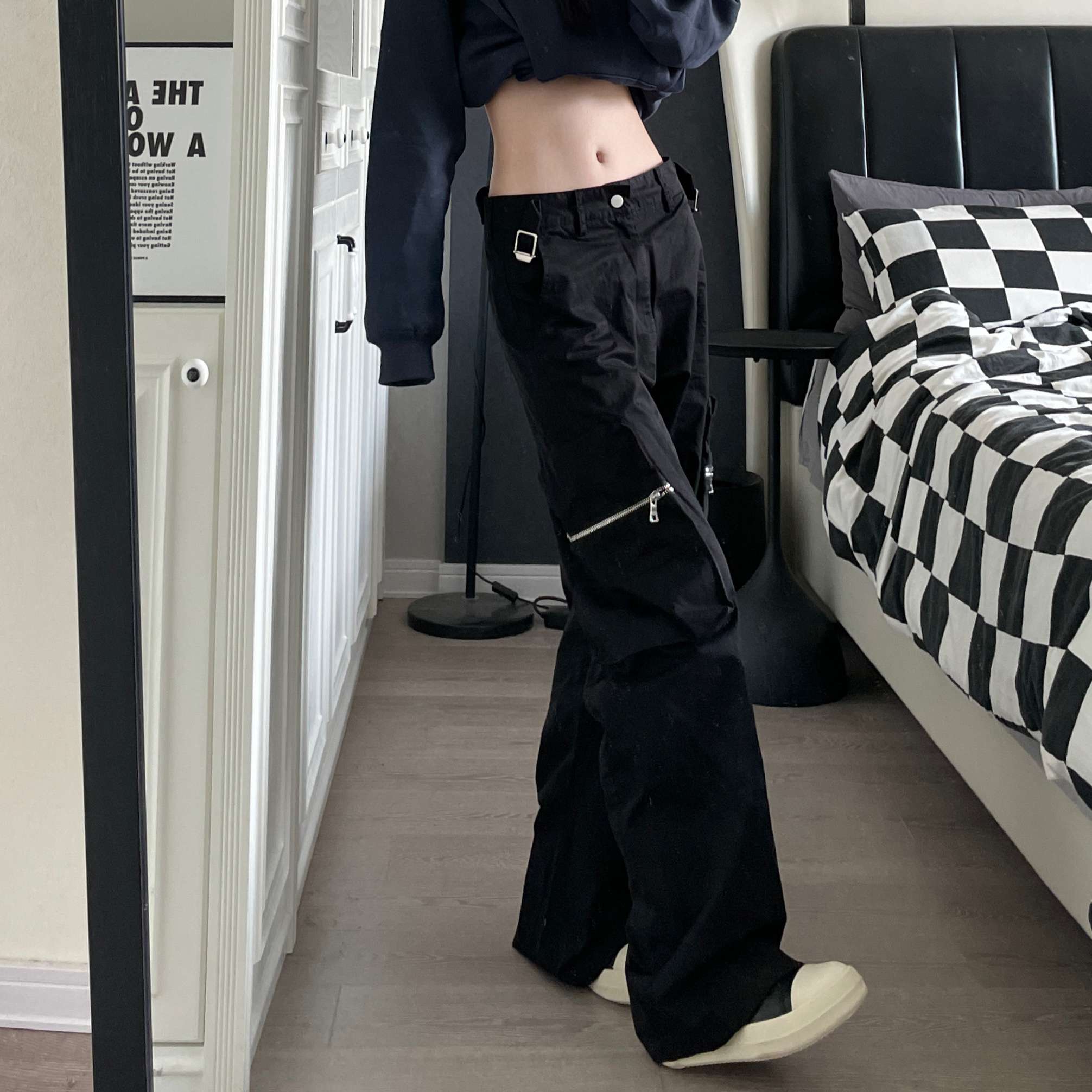 黒コーデ ストリートテイストワイドカーゴパンツ