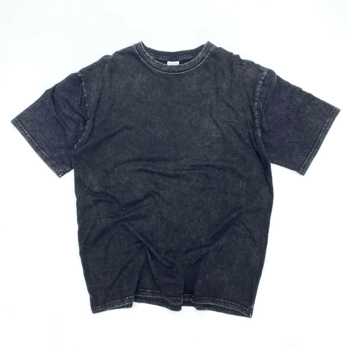 黒コーデ ヴィンテージウォッシュ加工ブラックTシャツ