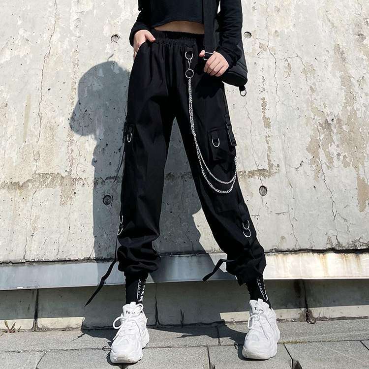 黒コーデ チェーン付きカーゴパンツ