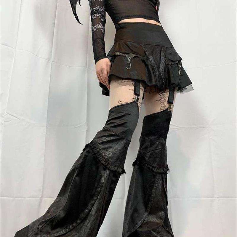 黒コーデ ゴシックフリルレザーフレアパンツ