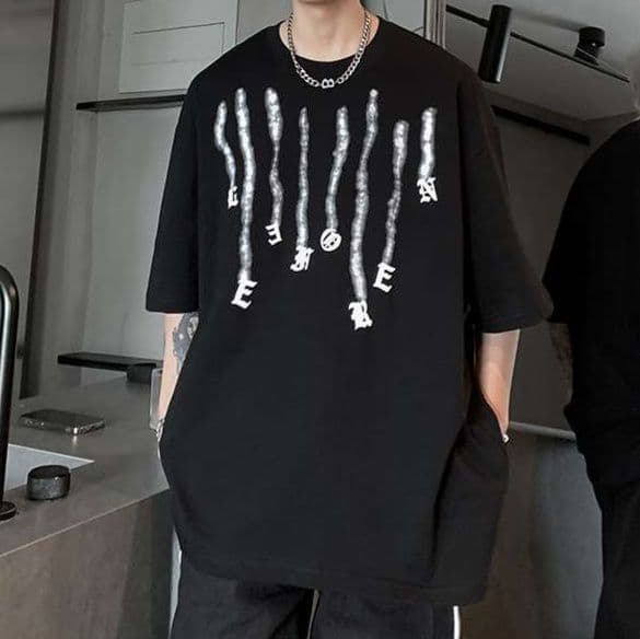 黒コーデ ストリートゴシックレタリングTシャツ