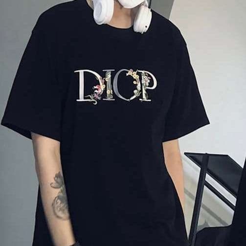 黒コーデ エレガントDior風ロゴTシャツ
