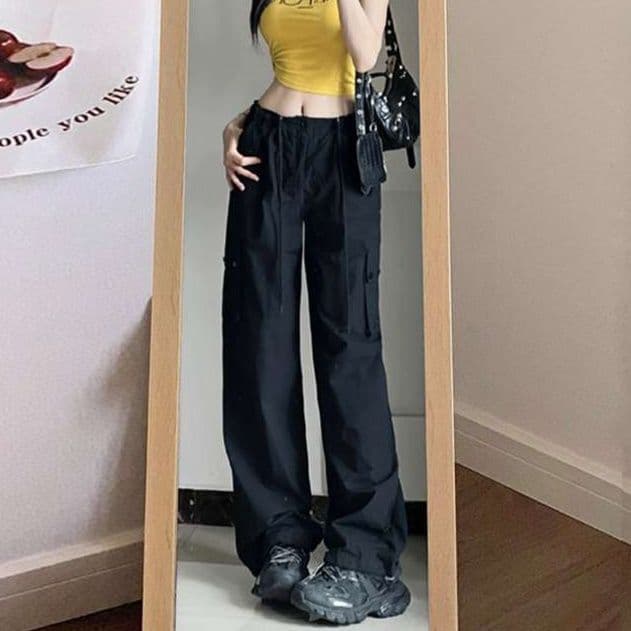 黒コーデ ワイドシルエットカーゴパンツ