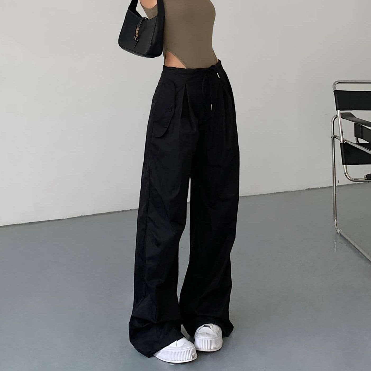 黒コーデ ゆったりストレートカーゴパンツ