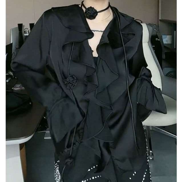 黒コーデ フリル付きシフォンブラウス