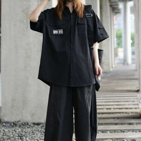 黒コーデ オーバーサイズ ワークシャツ