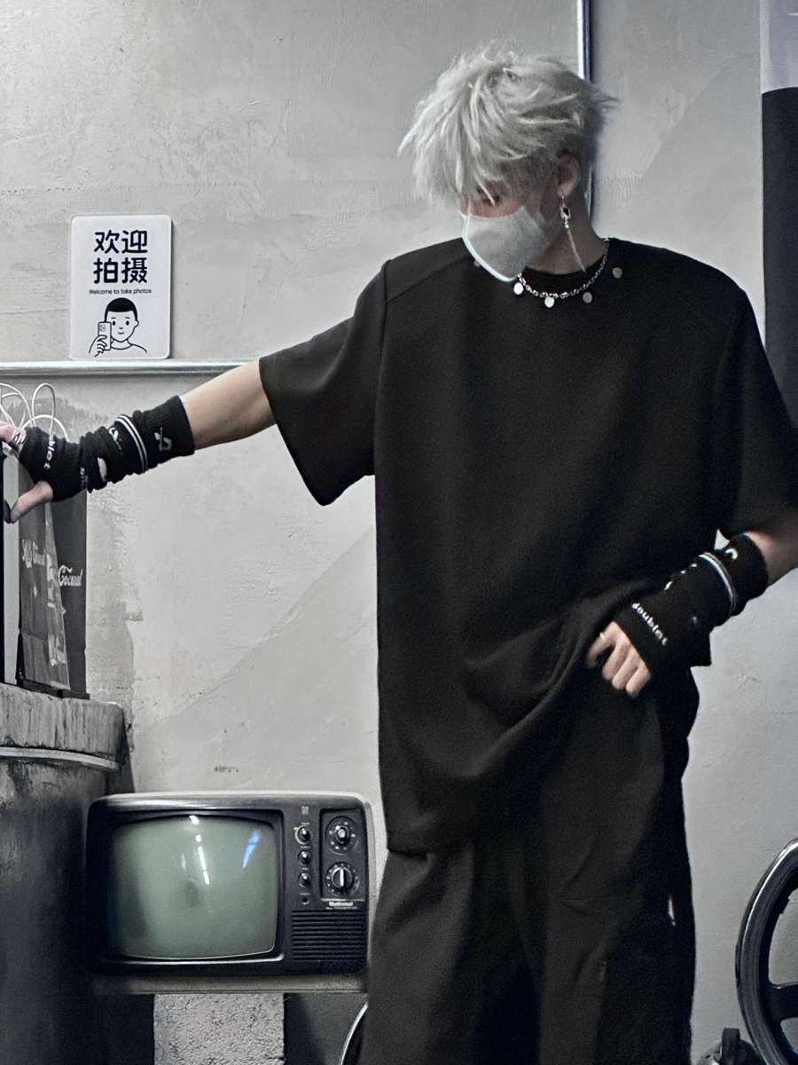 黒コーデ ストリートモードオーバーサイズTシャツ