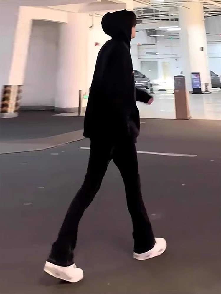 黒コーデ モードなブラックフレアパンツ
