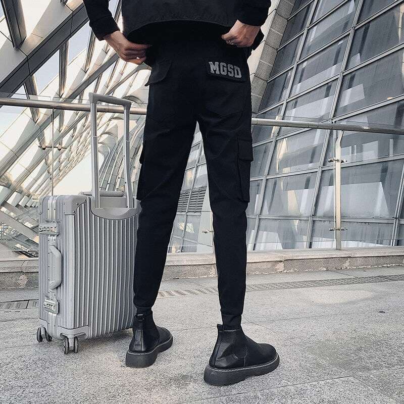 黒コーデ 機能的でスタイリッシュなカーゴパンツ