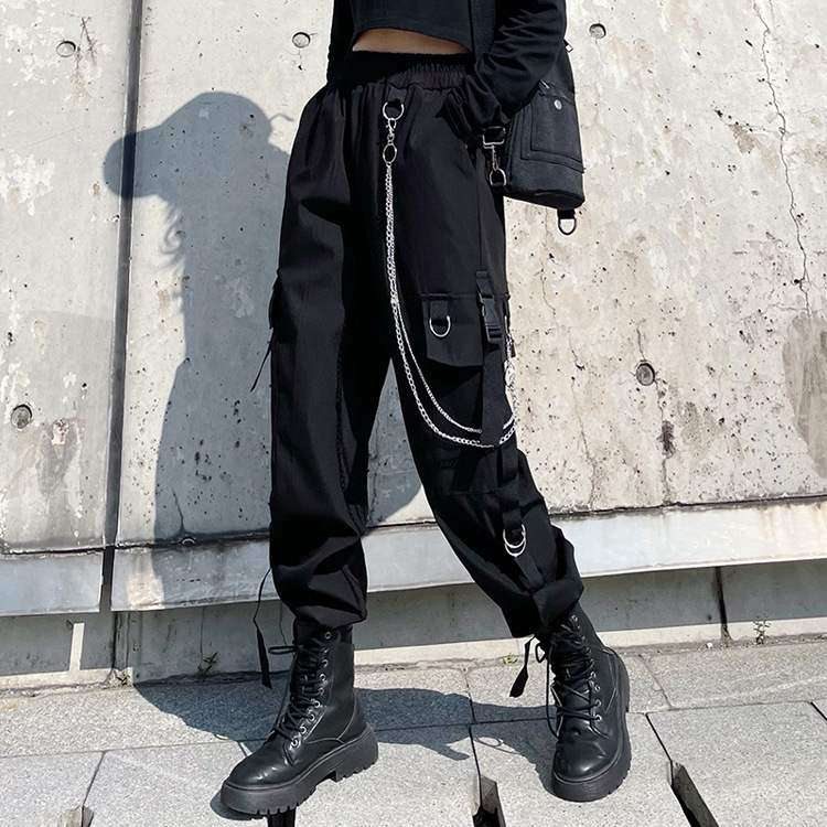 黒コーデ チェーン付きカーゴパンツ