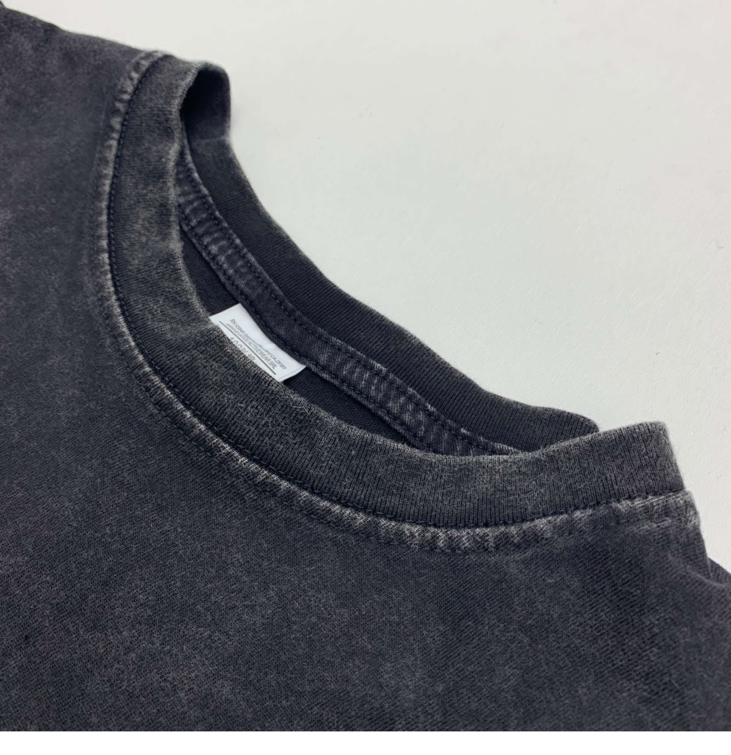黒コーデ ヴィンテージウォッシュ加工ブラックTシャツ
