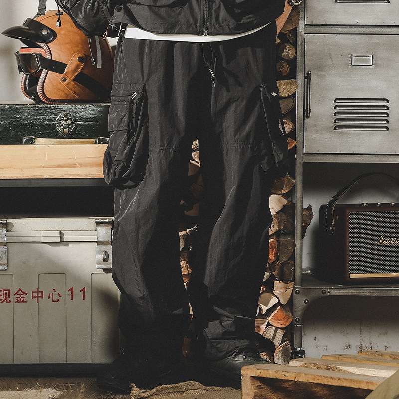 黒コーデ アーバンテックカーゴパンツ