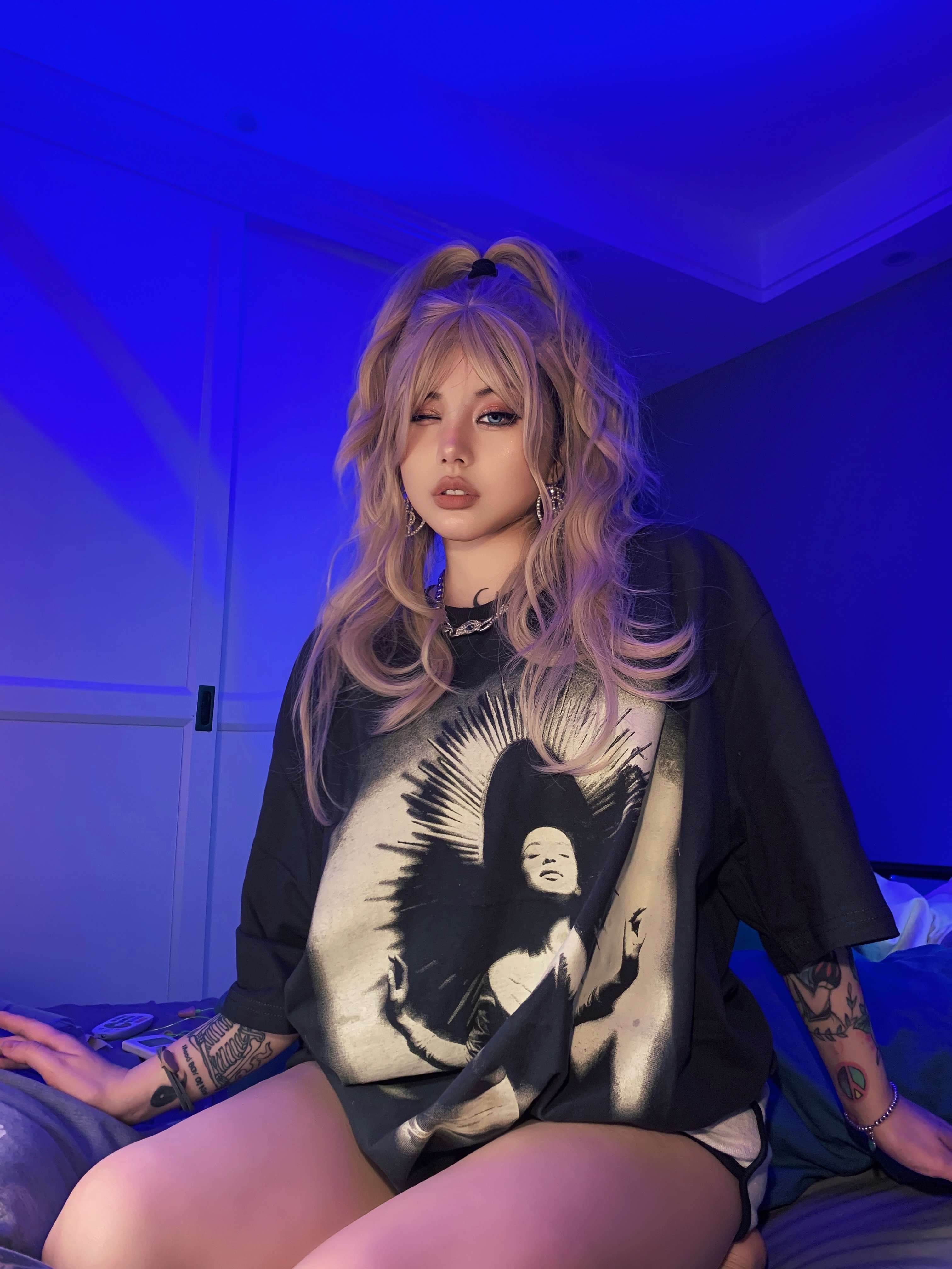 黒コーデ アフロ女性プリント オーバーサイズTシャツ