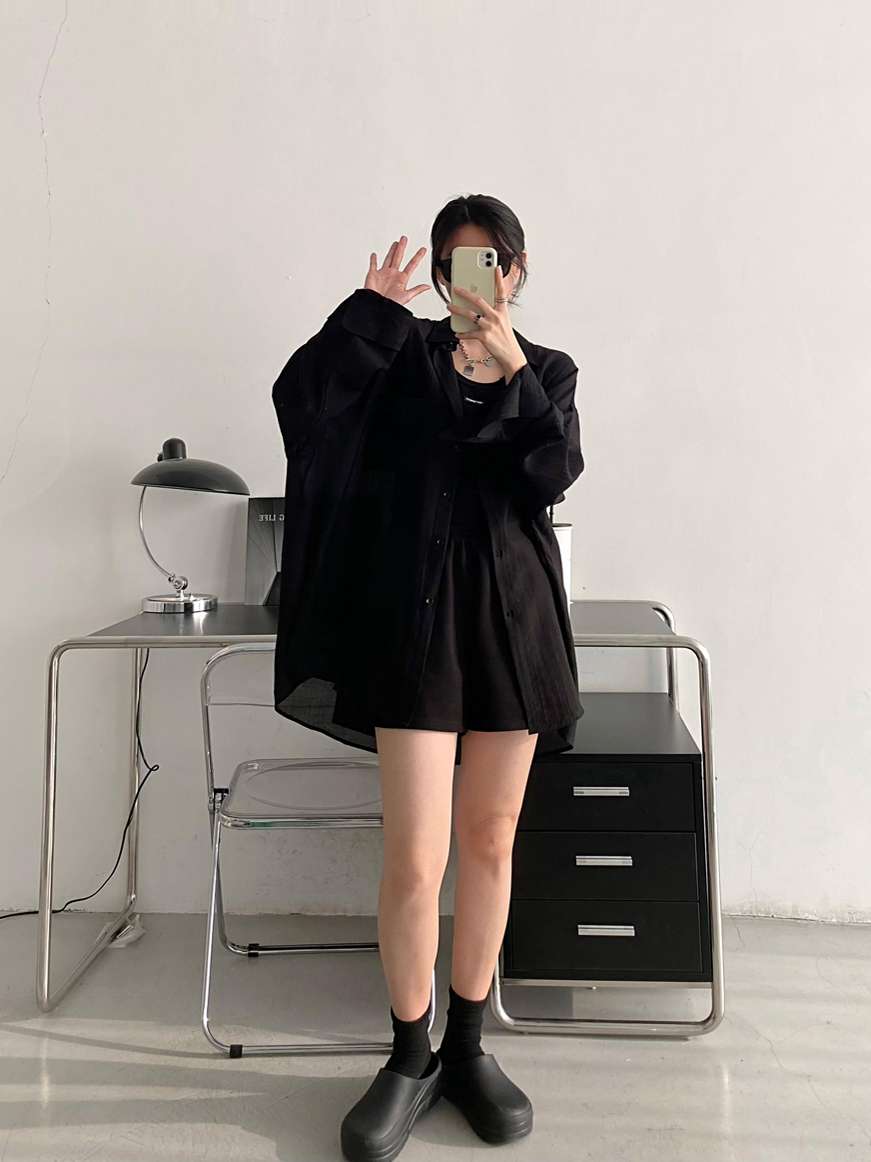黒コーデ ゆったりオーバーサイズシャツワンピース