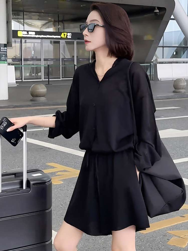 黒コーデ ゆったりロンパース風ワンピース