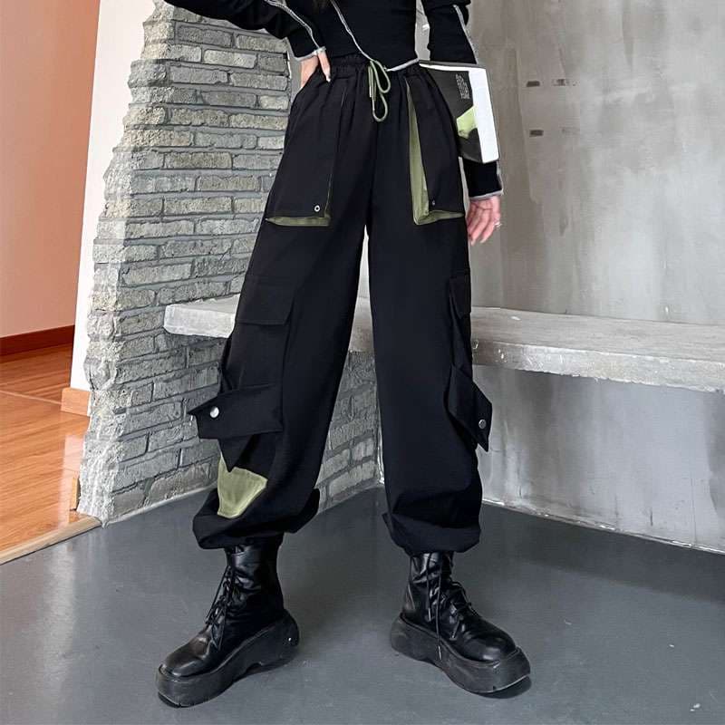 黒コーデ マルチポケットカーゴパンツ ストリートゴシック