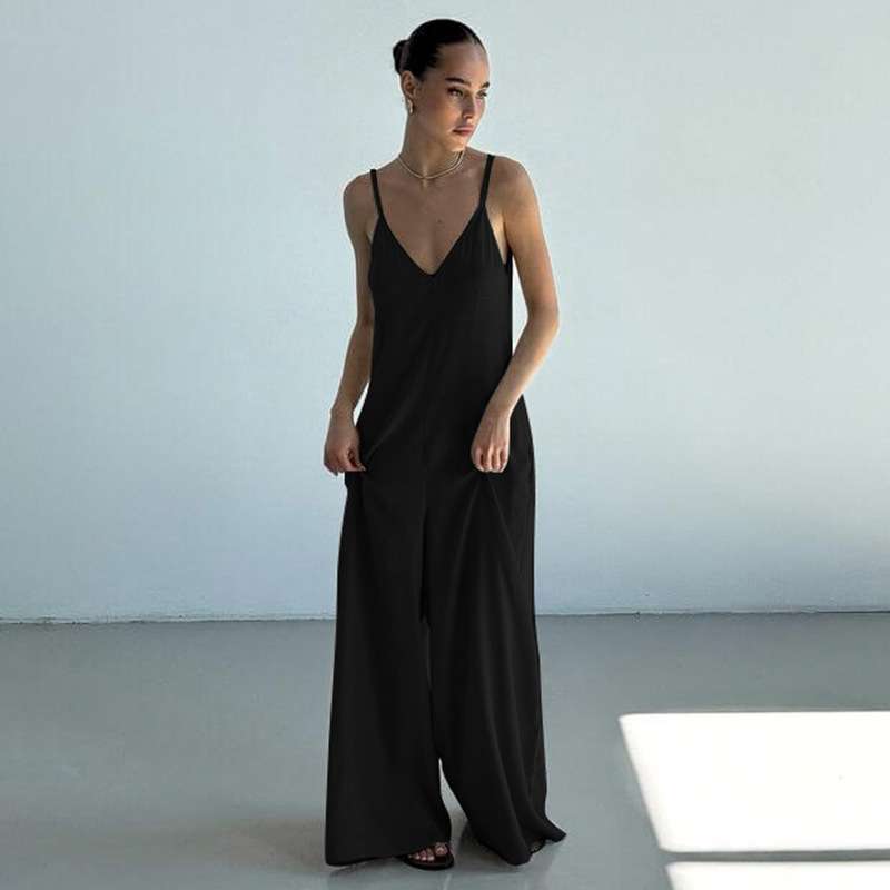 黒コーデ スリムシルエットキャミソールオールインワン